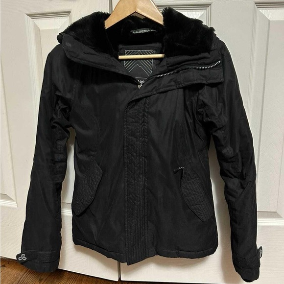 Aritzia TNA winter jacket - Picture 1 of 2
